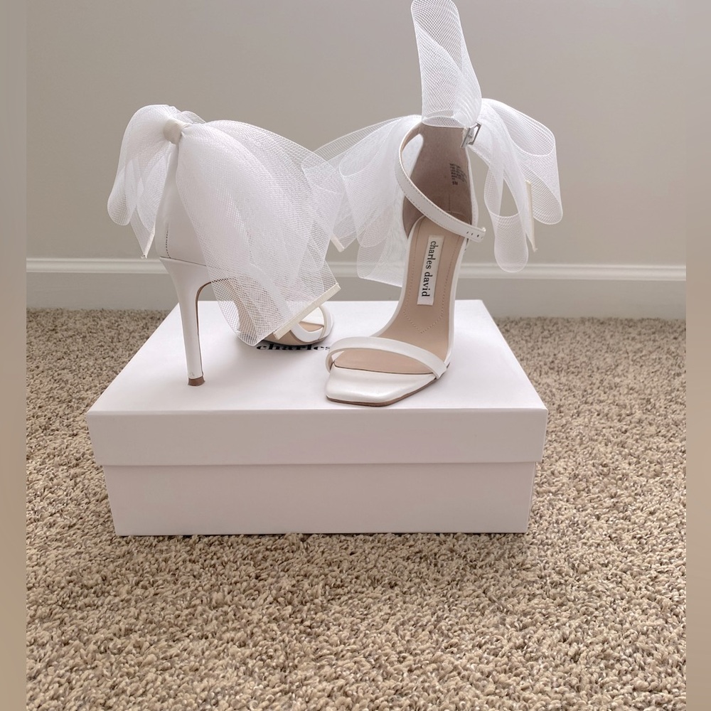 Charles David white bow heels size 6